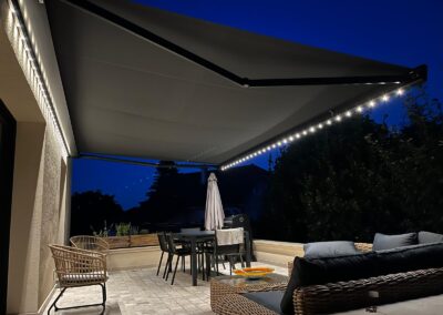 Store-banne Gibus, NODO, 5900/3500 avec LED sous caisson + barre de charge