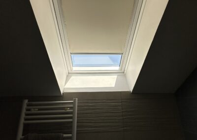 Velux, MK04 confort, WhiteFinish, avec store occultant beige