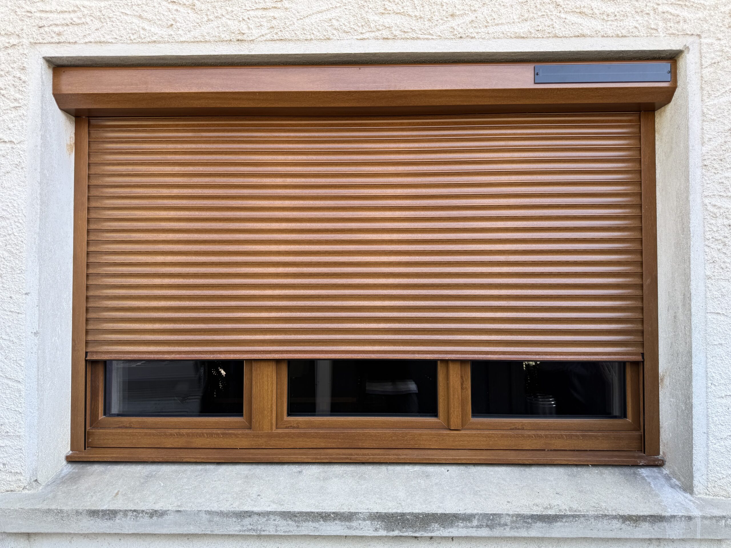 Fenêtre PVC, Chêne doré + Volet roulant solaire chêne doré