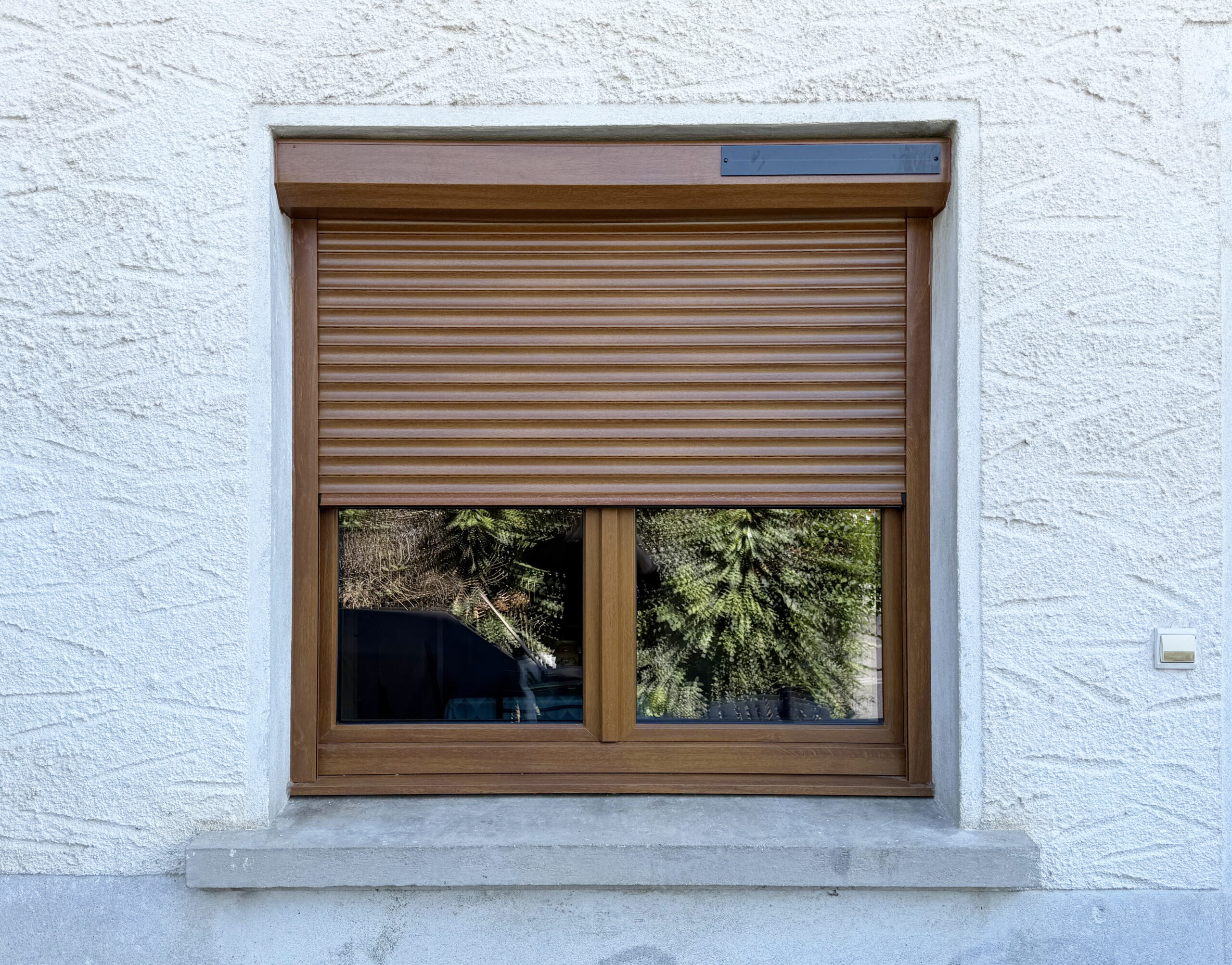 Fenêtre PVC, Chêne doré + Volet roulant solaire chêne doré