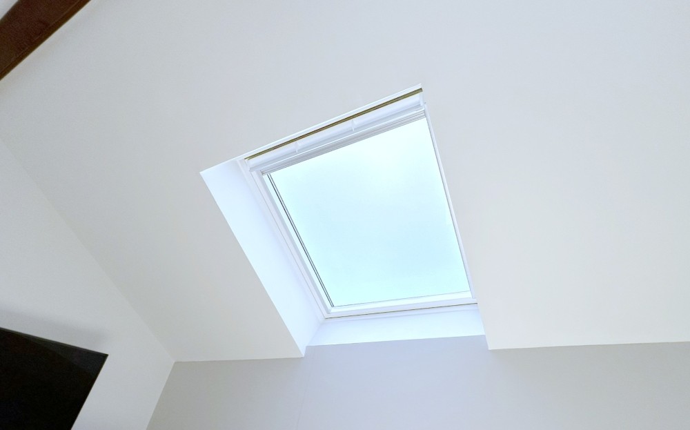 pose de vélux sous pente de toit